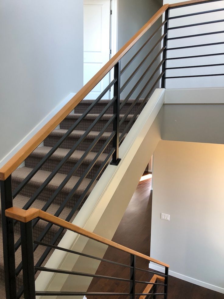 Tangga dengan Pegangan (Handrail) Minimalis