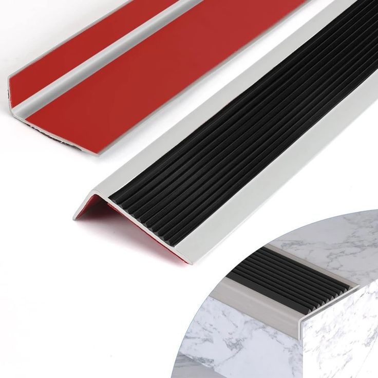 Tangga dengan Strip Anti Licin