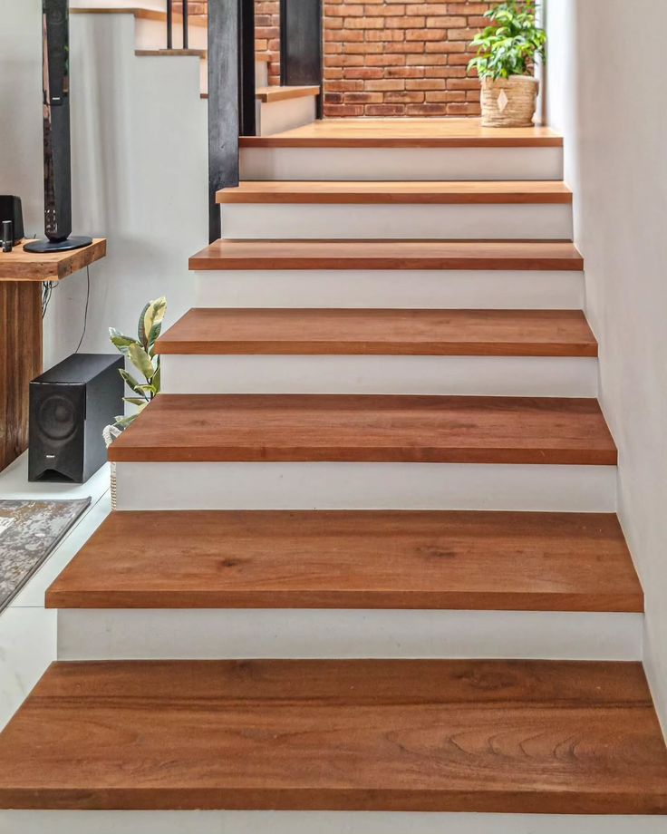 Tangga Kayu dengan Finishing Matte